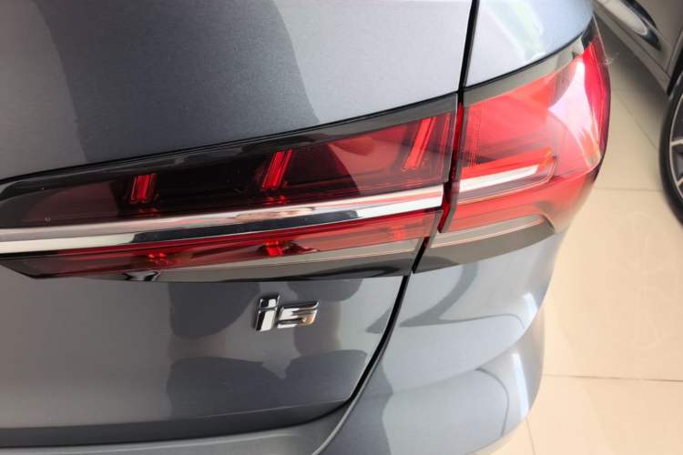 Used Roewe i5 2021 Revised Version 1.5L CVT Diamond Edition Right Rear Taillight