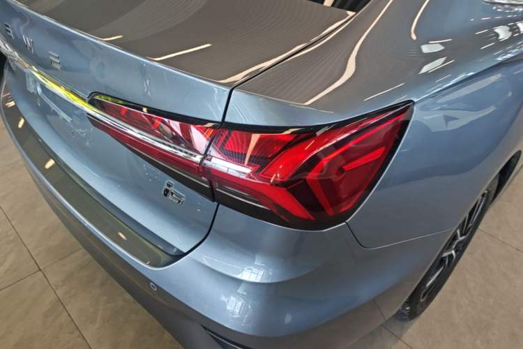 Used Roewe i5 2021 1.5L CVT Diamond Edition Right Rear Taillight