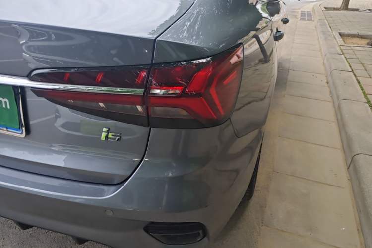 Used Roewe i5 2021 Revised Version 1.5L CVT Diamond Edition Right Rear Taillight