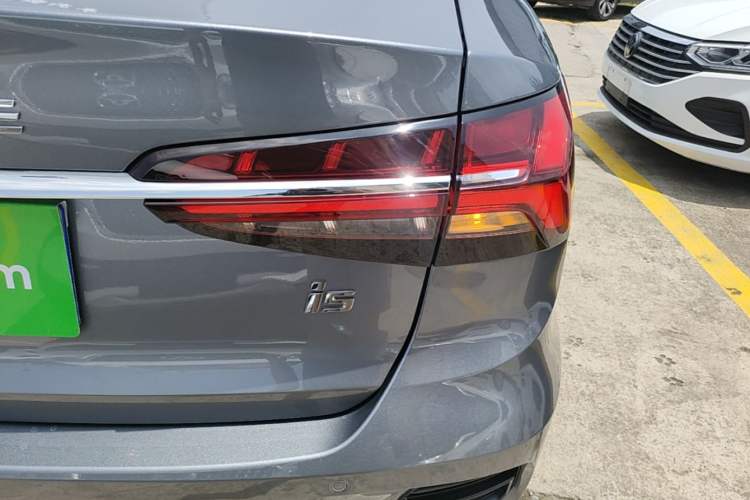 Used Roewe i5 2021 1.5L Manual Platinum Edition Right Rear Taillight