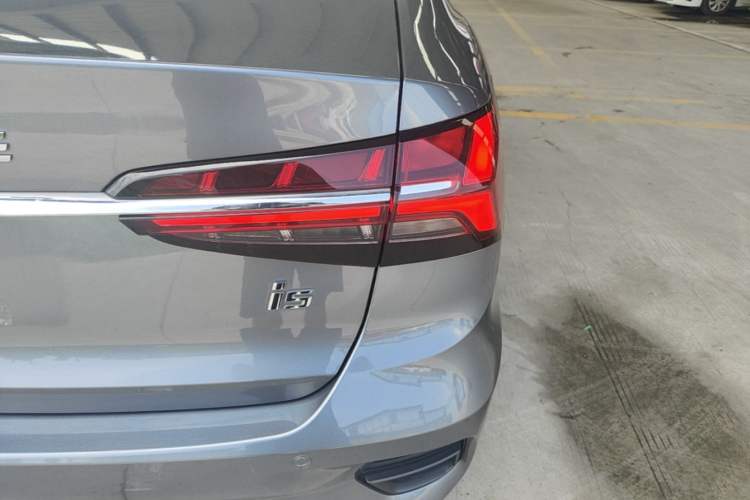 Used Roewe i5 2021 1.5L CVT Diamond Edition Right Rear Taillight