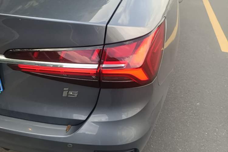 Used Roewe i5 2021 1.5L CVT Black Gold Edition Right Rear Taillight