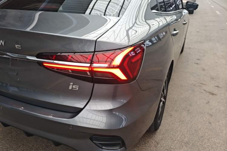 Used Roewe i5 2021 Revised Version 1.5L CVT Diamond Edition Right Rear Taillight