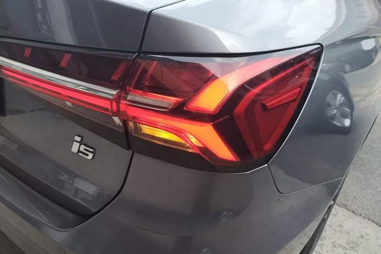 Used Roewe i5 2021 1.5L CVT Platinum Edition Right Rear Taillight