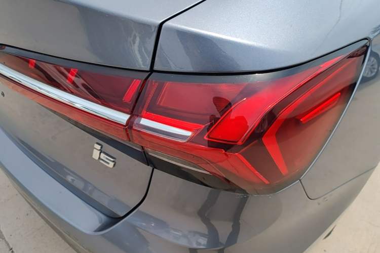 Used Roewe i5 2021 1.5L CVT Platinum Edition Right Rear Taillight