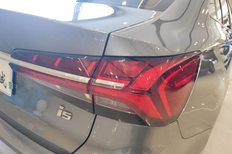 Used Roewe i5 2021 1.5L CVT Platinum Edition Right Rear Taillight
