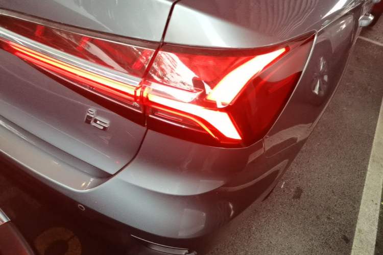 Used Roewe i5 2021 1.5L CVT Diamond Edition Right Rear Taillight