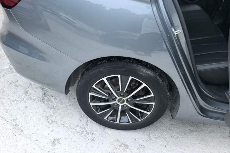 Used Roewe i5 2021 Revised Version 1.5L CVT Diamond Edition Right Rear Wheel Hub