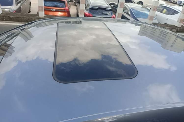 Used Roewe i5 2021 1.5L CVT Black Gold Edition Roof