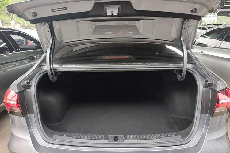 Used Roewe i5 2021 1.5L Manual Platinum Edition Trunk