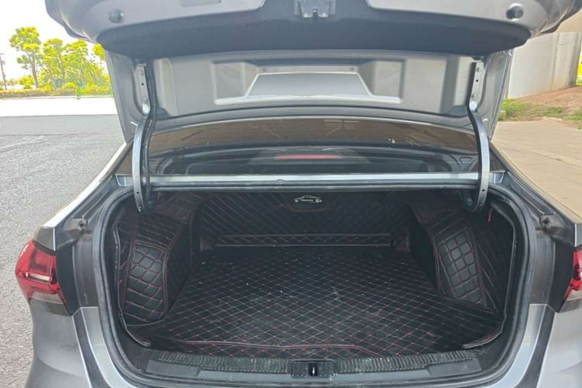 Used Roewe i5 2021 1.5L Manual Diamond Edition Trunk