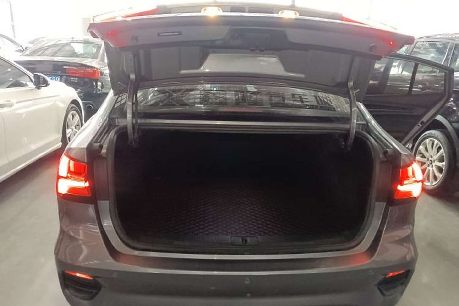 Used Roewe i5 2021 1.5L Manual Platinum Edition Trunk