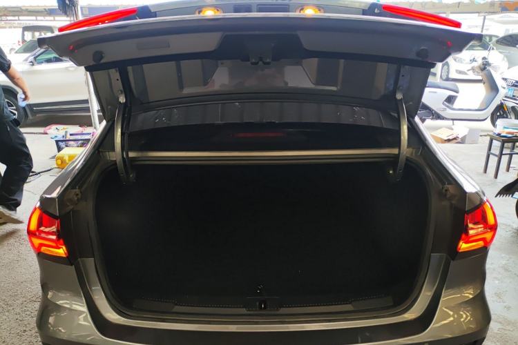 Used Roewe i5 2021 Revised Version 1.5L CVT Diamond Edition Trunk