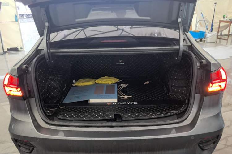 Used Roewe i5 2021 1.5L Manual Platinum Edition Trunk