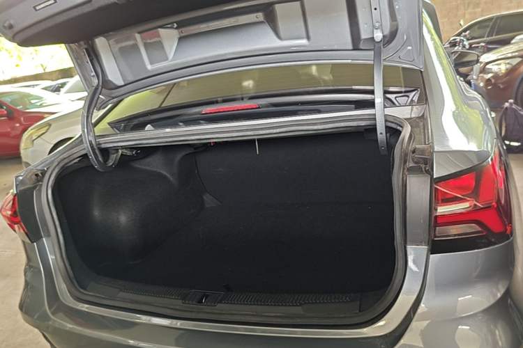 Used Roewe i5 2021 1.5L Manual Platinum Edition Trunk