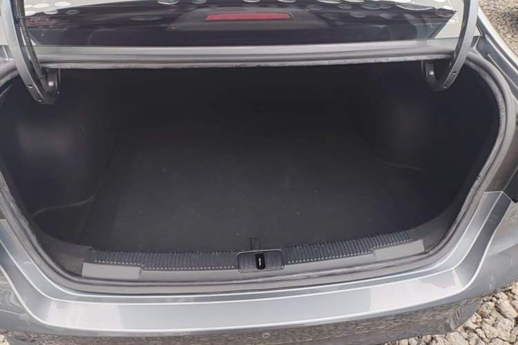 Used Roewe i5 2021 1.5L CVT Black Gold Edition Trunk