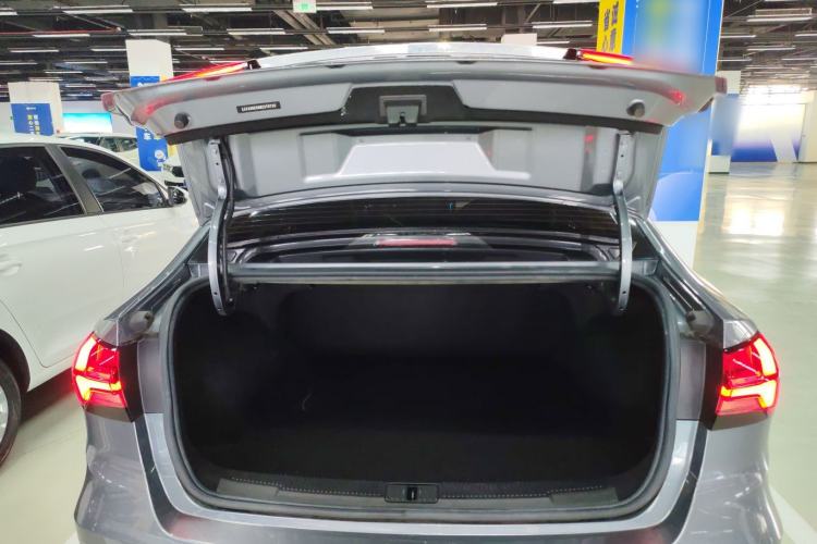 Used Roewe i5 2021 1.5L CVT Black Gold Edition Trunk