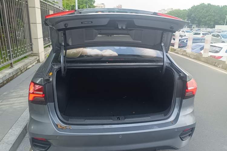 Used Roewe i5 2021 1.5L CVT Black Gold Edition Trunk