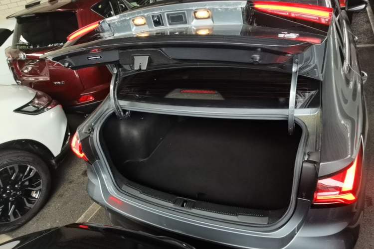 Used Roewe i5 2021 1.5L CVT Diamond Edition Trunk