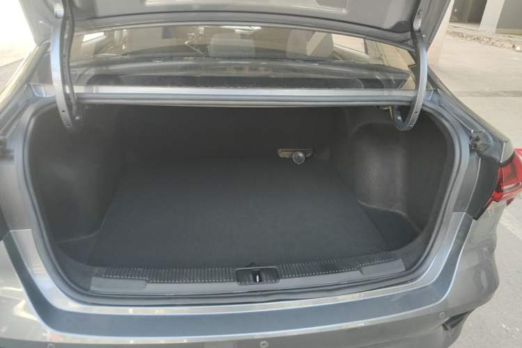 Used Roewe i5 2021 1.5L Manual Platinum Edition Trunk