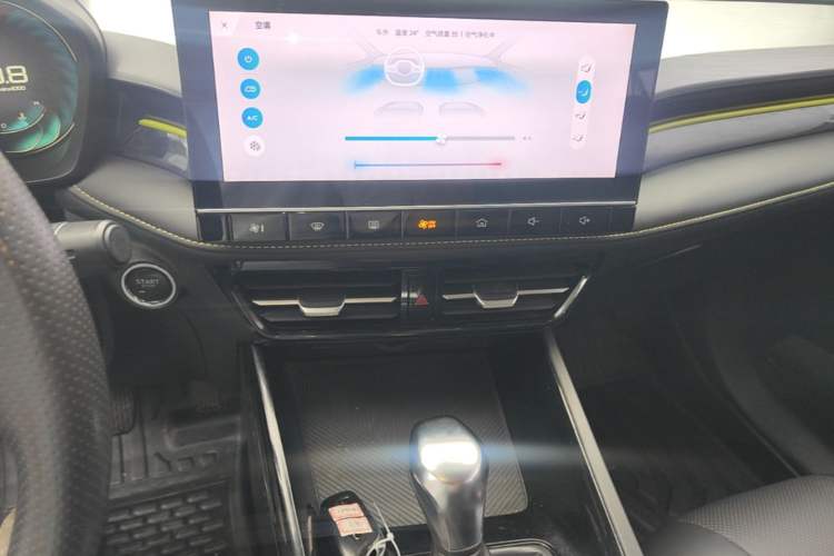 Used Roewe i5 2021 1.5L CVT Black Gold Edition Audio And AC Panel