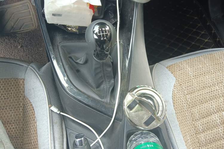 Used Roewe i5 2021 1.5L Manual Diamond Edition Gear Lever
