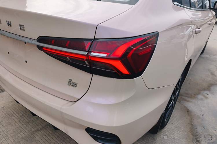 Used Roewe i5 2021 Revised Version 1.5L CVT Diamond Edition Right Rear Taillight