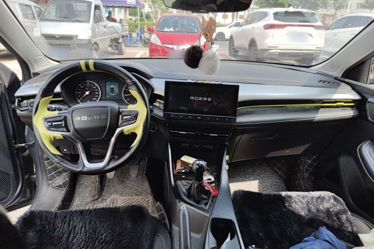 Used Roewe i5 2021 1.5L Manual Platinum Edition Center Console