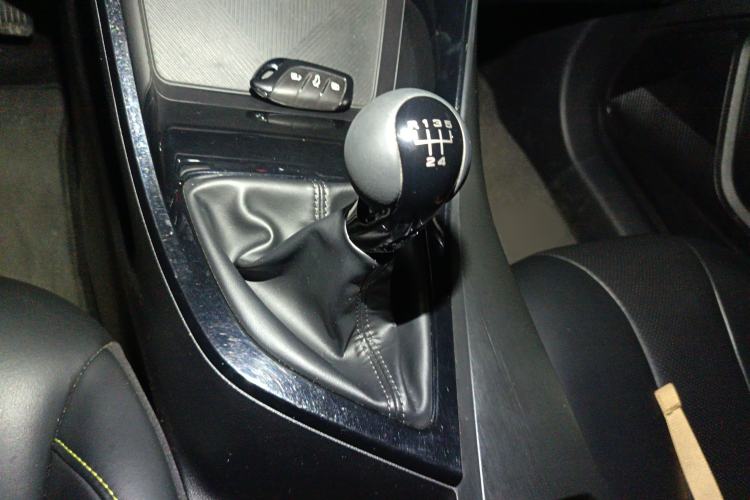 Used Roewe i5 2021 1.5L Manual Diamond Edition Gear Lever