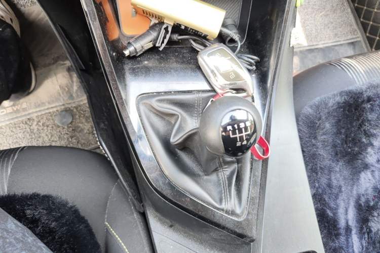 Used Roewe i5 2021 1.5L Manual Platinum Edition Gear Lever