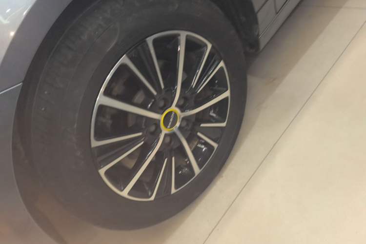 Used Roewe i5 2021 1.5L CVT Black Gold Edition Left Front Wheel Hub