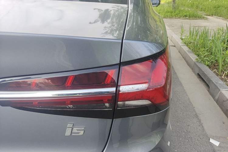 Used Roewe i5 2021 1.5L CVT Starry Edition Right Rear Taillight