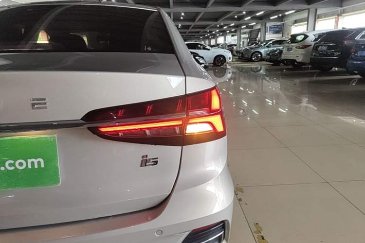 Used Roewe i5 2021 1.5L CVT Diamond Edition Right Rear Taillight