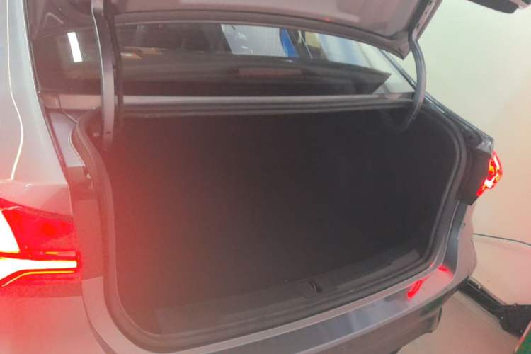 Used Roewe i5 2021 1.5L CVT Black Gold Edition Trunk