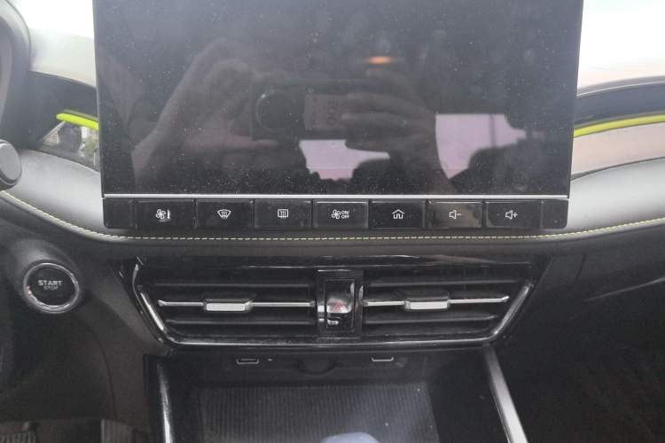 Used Roewe i5 2021 1.5L CVT Starry Edition Audio And AC Panel
