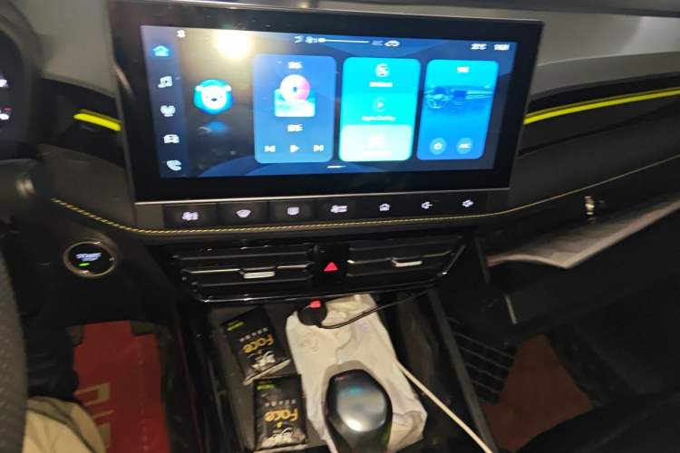 Used Roewe i5 2021 1.5L CVT Platinum Edition Audio And AC Panel