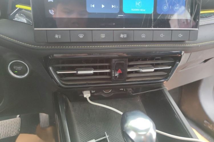 Used Roewe i5 2021 1.5L CVT Assurance Edition Audio And AC Panel
