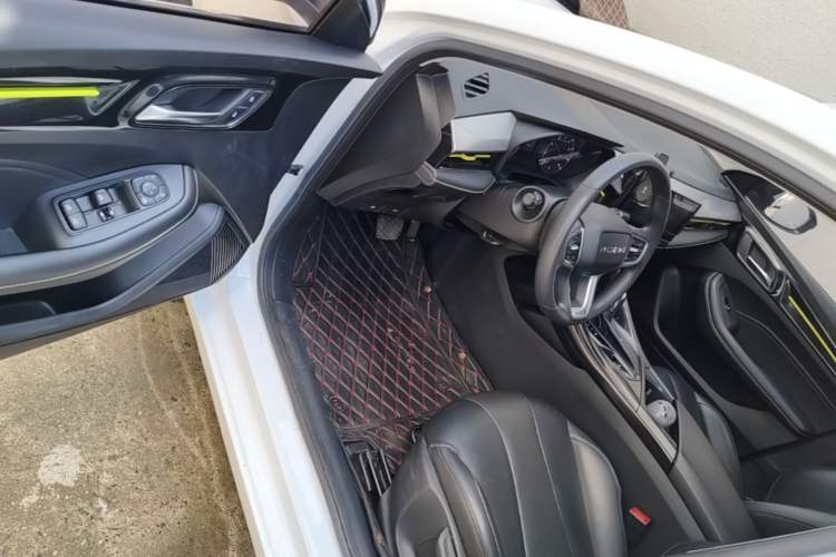 Used Roewe i5 2021 1.5L CVT Black Gold Edition Driver Seat