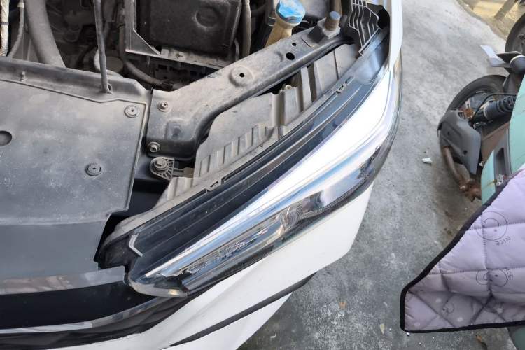 Used Roewe i5 2021 1.5L CVT Platinum Edition Engine Bay Left