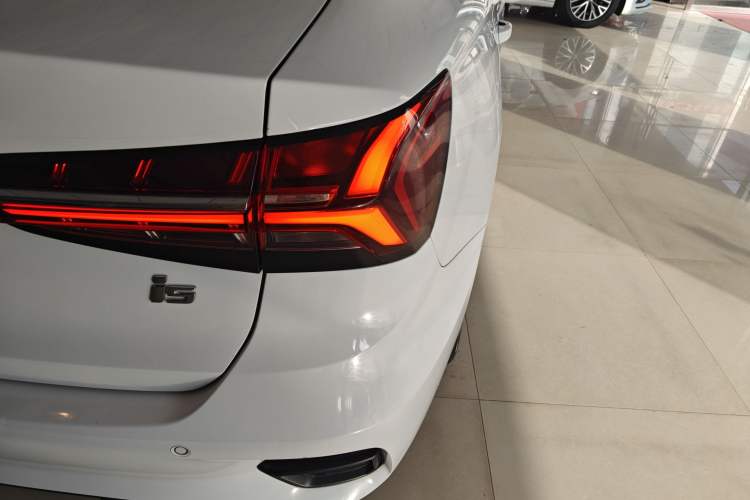 Used Roewe i5 2021 Revised Version 1.5L CVT Diamond Edition Exterior 3