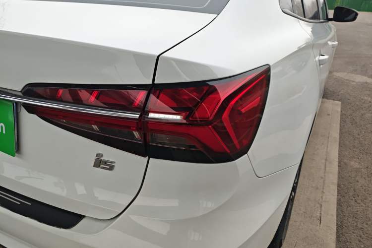 Used Roewe i5 2021 1.5L CVT Black Gold Edition Exterior 6