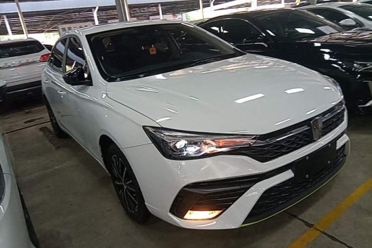 Used Roewe i5 2021 1.5L CVT Platinum Edition Front Right 45 Deg