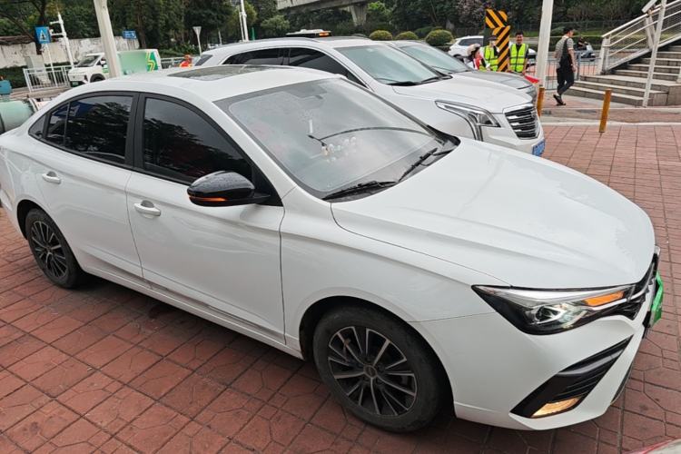 Used Roewe i5 2021 1.5L CVT Platinum Edition Front Right 45 Deg