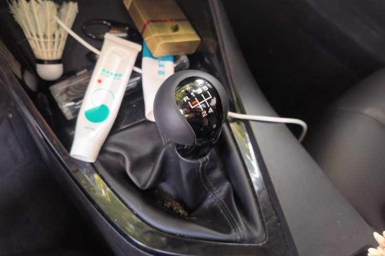 Used Roewe i5 2021 1.5L Manual Diamond Edition Gear Lever