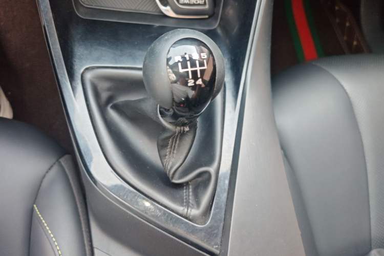 Used Roewe i5 2021 1.5L Manual Diamond Edition Gear Lever