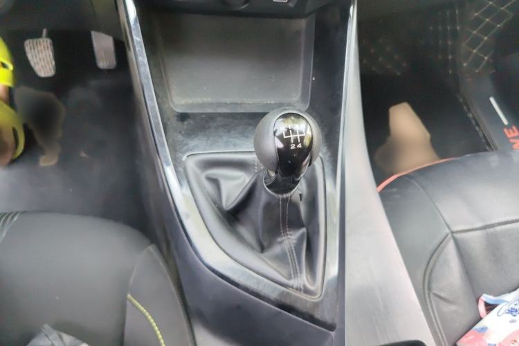 Used Roewe i5 2021 1.5L Manual Platinum Edition Gear Lever