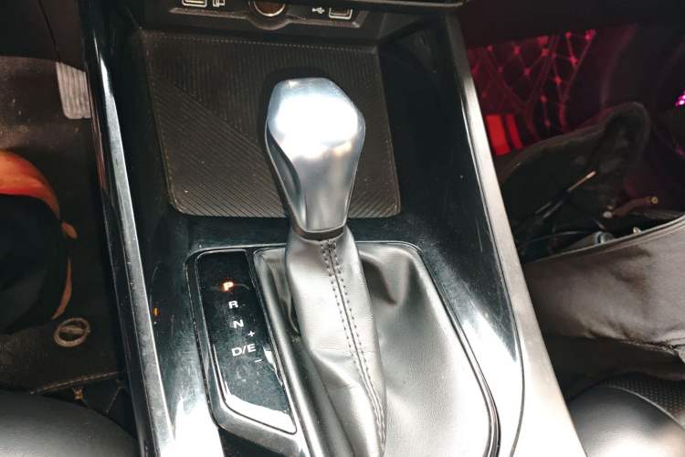 Used Roewe i5 2021 1.5L CVT Black Gold Edition Gear Lever