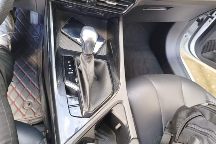 Used Roewe i5 2021 1.5L CVT Black Gold Edition Gear Lever