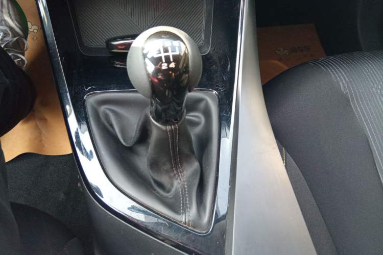 Used Roewe i5 2021 1.5L Manual Platinum Edition Gear Lever