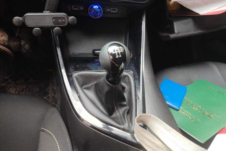 Used Roewe i5 2021 1.5L Manual Platinum Edition Gear Lever